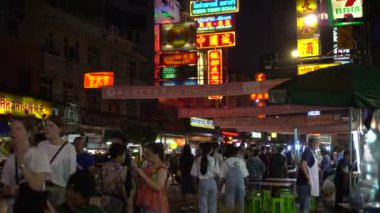 Bangkok, Tayland - 19 Ocak 2016: Çin 'in Yaowarat kasabası halkı ve aktif restoran