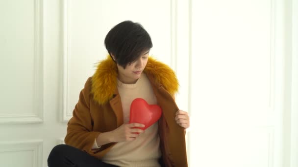 Mujer Asiática Pelo Corto Mostrando Corazón Rojo Amor Otoño Invierno — Vídeo de stock