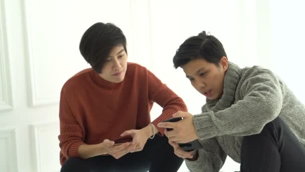 Diversidad Amigos Asiáticos Jugando Juego Teléfono Móvil Juntos Tela Otoño — Vídeos de Stock
