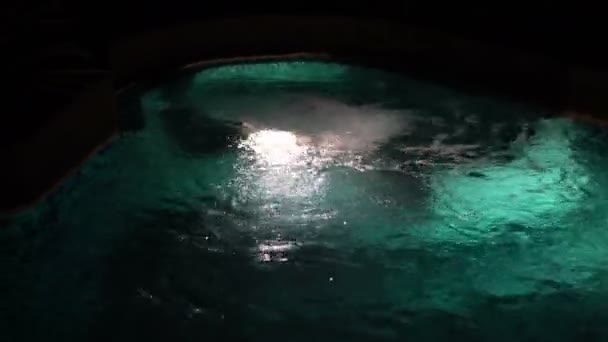 Motion Video Jacuzzi Sprutning Turkos Vatten Natt Pool — Stockvideo