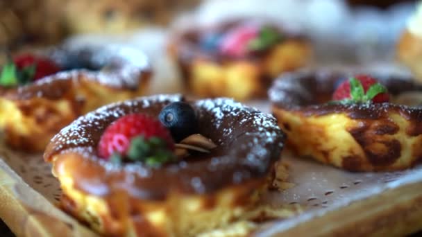 Deliciosa Tarta Chocolate Con Bayas Hermoso Postre Francés — Vídeos de Stock