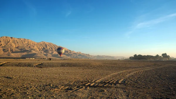 キングエリアの谷でのルクソールエジプト気球乗りシーン観光名所 — ストック写真