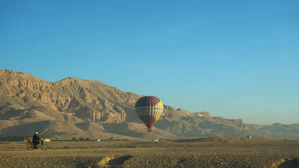 ルクソール エジプト2019年12月 キングランディングの谷で気球に乗る地元のピックアップ — ストック写真