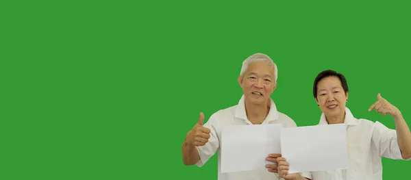 亚洲老年夫妇笑积极评价与广告复制空间标志 — 图库照片
