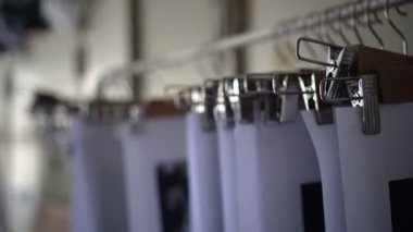 Baskı sanatı, sanat galerisinde kuruması için asılı duruyor.