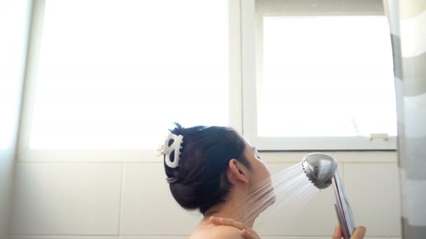アジアの中年女性取りシャワーで朝陽射しさわやかな — ストック動画