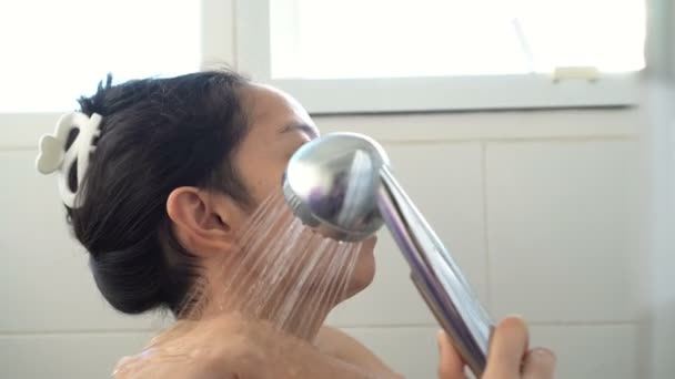 Aziatische Middelbare Leeftijd Vrouw Het Nemen Van Douche Ochtend Zonlicht — Stockvideo