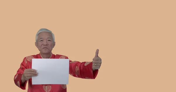 Asiatiska Senioräldste Man Kinesiska Nyår Röd Kostym Som Håller Vit — Stockfoto