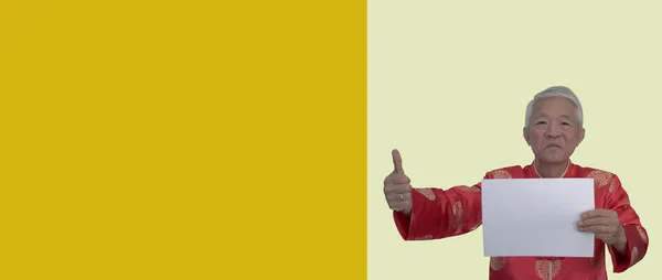 アジアの年上男性で中国の新年赤い衣装を保持ホワイトボードスペース幸せな広告 — ストック写真