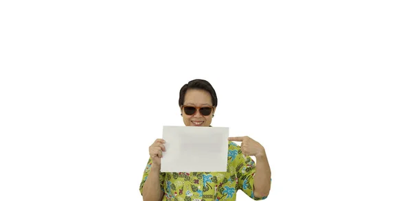 アジアのシニア女性退職休日サングラスハワイシャツ保持ブランクコピースペースサイン — ストック写真