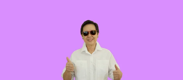 Asiatisk Äldre Kvinna Smart Casual Stil Solglasögon Hand Gest Rätt — Stockfoto