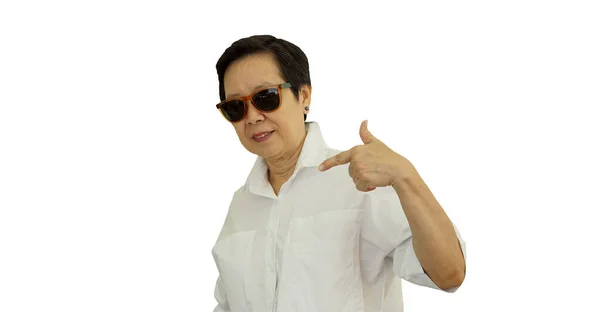 Asiatische Seniorin Schicken Lässigen Stil Sonnenbrille Handgeste Richtige Wahl Zuversichtlich — Stockfoto