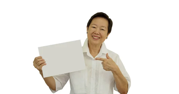 Asyalı Yaşlı Kadın Mutlu Reklam Için Beyaz Tahta Yer Tutuyor — Stok fotoğraf