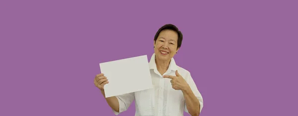 Ázsiai Idősebb Kezében Fehér Tábla Helyet Boldog Reklám Javaslat Kéz — Stock Fotó