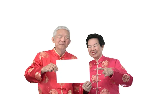 亚洲老年夫妇千禧新年庆祝活动与广告复制空间签署假日销售 — 图库照片