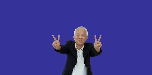 Азиатский Старший Бизнесмен Профессиональном Виде Показывая Победы Пальцы Подписать Счастливым — стоковое фото