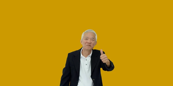 Cooler Erfolgreicher Asiatischer Geschäftsmann Trägt Anzüge Mit Daumen Hoch Geste — Stockfoto