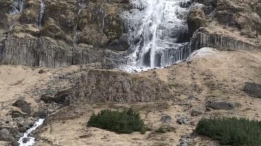 Yüksek İzlanda 'nın ıssız arazisi ve şelalenin buza dönüşmesi