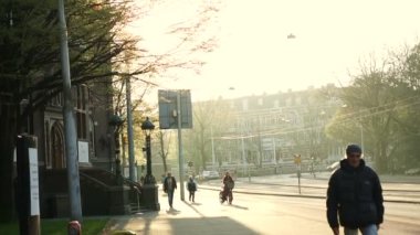 Amsterdam Hollanda 4 Nisan 2018 Yerel Kafkasyalılar kaldırımda güneş ışığında bisiklet sürüyorlar