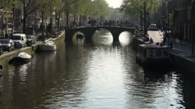 Amsterdam, Hollanda -11 Nisan 2017: Şehir kanalı ve köprüsü üzerindeki yerel ve turist kalabalığı