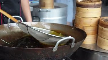 Çin Dim Sum restoranında büyük tavada tekrar kullanılan yağ.