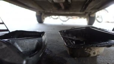 Arabanın altından yağ damlıyor. Tamirci garajına bakıyor.