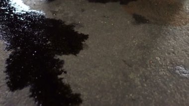 Arabanın altından yağ damlıyor. Tamirci garajına bakıyor.