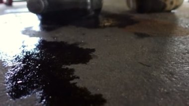 Arabanın altından yağ damlıyor. Tamirci garajına bakıyor.