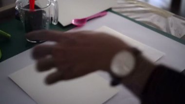 Yazdırma siyanotipi güneş ışığına koymadan önce yeşil maddeyi kaplama işlemini hazırlayın