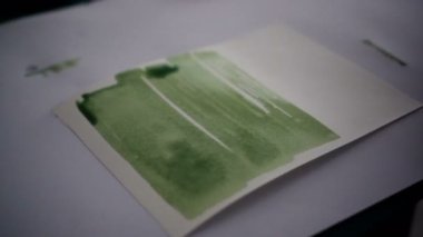 Yazdırma siyanotipi güneş ışığına koymadan önce yeşil maddeyi kaplama işlemini hazırlayın