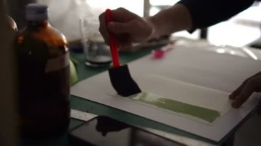 Yazdırma siyanotipi güneş ışığına koymadan önce yeşil maddeyi kaplama işlemini hazırlayın