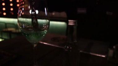 Alevli Absinthe kokteylinin karışımı. İçecekler alkole ateş katar.