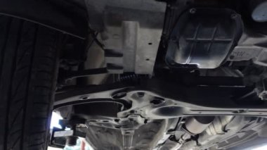 Otomobil tamiri için arabanın çerçevesinin altında.