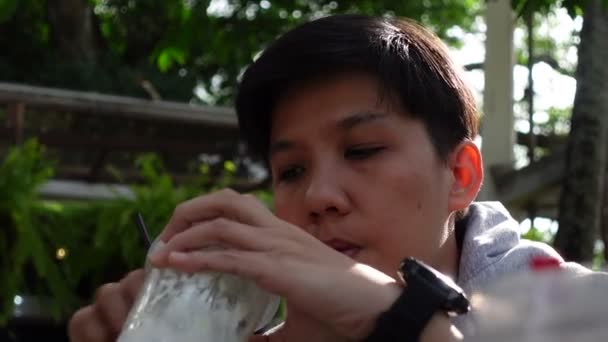 Lgbt Asiatique Non Binaire Avoir Matin Café Plein Air Dans — Video