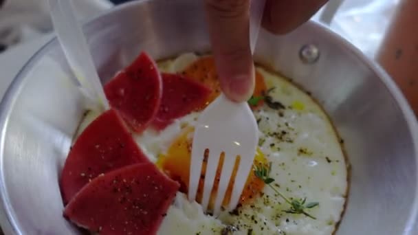 Mangiare Lato Soleggiato Uovo Pan Colazione Con Toast Prosciutto Latte — Video Stock