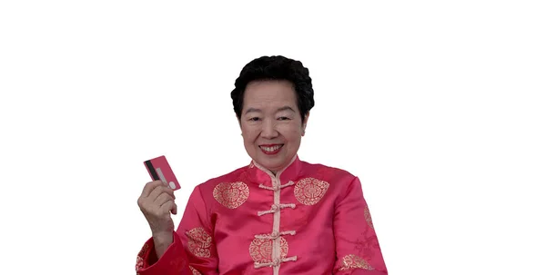 中国の旧正月のクレジットカードで過ごす アジアのシニア女性でコンスタム保持レッドカード — ストック写真