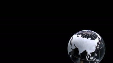 Cam top dünya haritası karanlıkta Asya ve Panasya kristal sarmal dünyasına odaklanıyor.