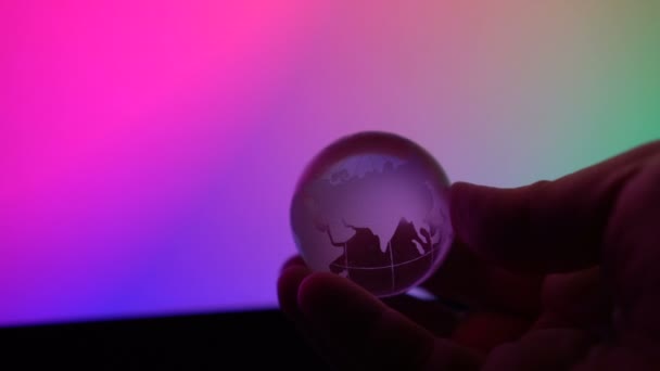 Glas Glob Person Hand Snurrar Runt Neon Färg Bakgrund Abstrakt — Stockvideo