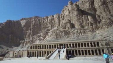 Luxor Mısır 22 Aralık 2019 Hatshepsut Tapınağı giriş salonu bir sürü turist ile