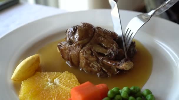 Μαχαίρι Και Πιρούνι Τρώει Confit Πόδι Πάπιας Σάλτσα Πορτοκαλιού Παραδοσιακή — Αρχείο Βίντεο