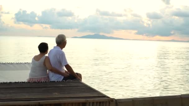 Азиатская Старшая Пара Сидящая Рассвете Моря Рано Утром Расслабился Счастливый — стоковое видео