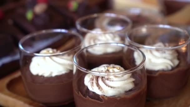 디저트 가게에서의 초콜릿 무스와 케이크 — 비디오