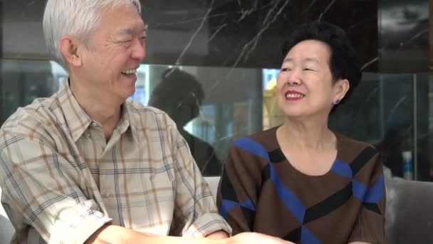 Azji Seniorzy Trzymając Ręce Komunikacji Interakcji Ciała Dotyk Podczas Śmiechu — Wideo stockowe