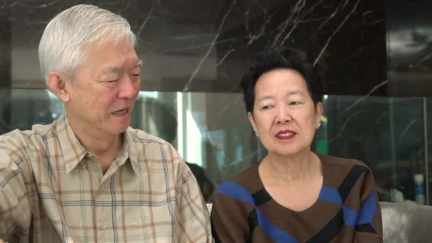 Asya Nın Yaşlı Çifti Beşlik Iletişim Vücut Etkileşimi Kurarken Gülüyor — Stok video