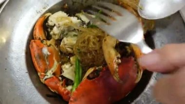 Buğulanmış tencere mavi yengeç, vermicelli cam şehriye Tayland Chiense tarzı mutfak manzarası.