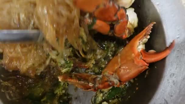 Manos Mezclando Fideos Vidrio Vermicelli Huevo Cangrejo Azul Carne Junto — Vídeo de stock