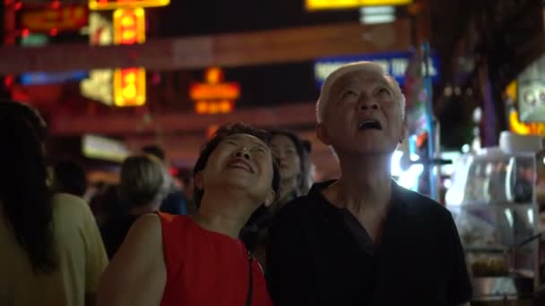2021年1月19日 泰国曼谷 亚洲老年人带着面具在中国城市夜游 — 图库视频影像