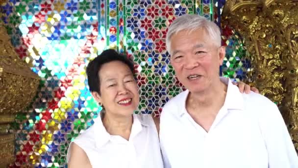 Asiático Senior Pareja Viajar Tailandia Templo Selfie Con Espejo Patrón — Vídeo de stock