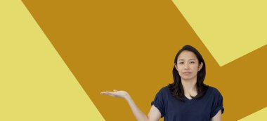 Asya melezi orta yaşlı kadın nedensel kumaş içinde pozitif ifade