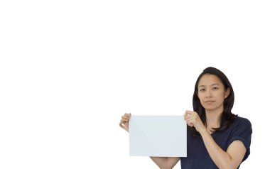 Dost canlısı karışık ırk gelişigüzel Asyalı olgun kadın fotokopi alanı reklamlarıyla jest yapıyor.